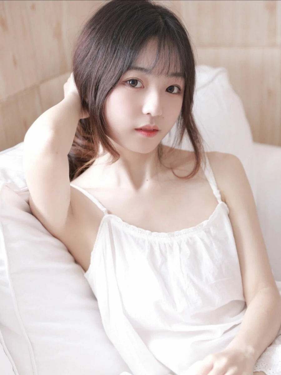图片[1]-床上美女吊带睡裙香肩锁骨甜美迷人图片-雾摄收藏夹