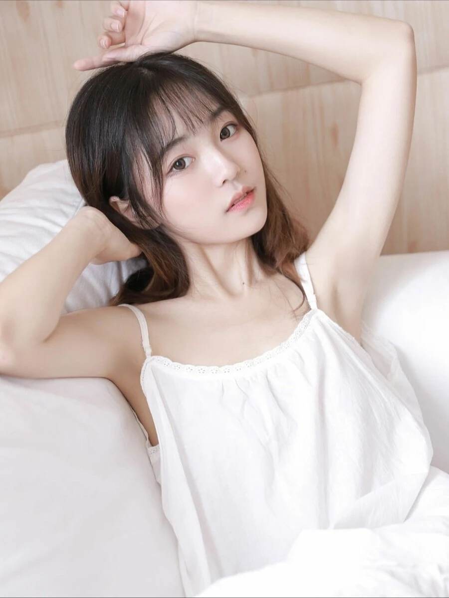 床上美女吊带睡裙香肩锁骨甜美迷人图片-雾摄收藏夹